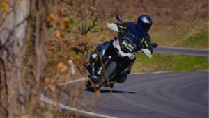 Wytrącenie motocykla z punktu równowagi jest kluczowe, aby pochylić go w stronę zakrętu. Niezbędne do tego jest skorzystanie z przeciwskrętu.