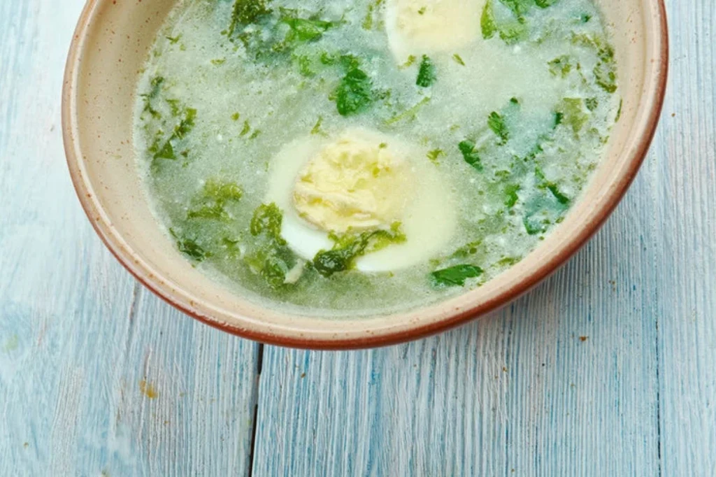 Zupa szczawiowa nie bez powodu serwowana jest zwykle z jajkiem Zupa szczawiowa nie bez powodu serwowana jest zwykle z jajkiem