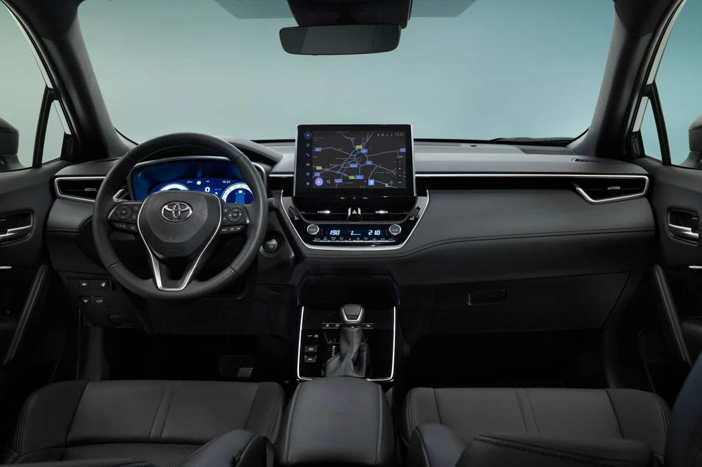 Nowa Toyota Corolla Cross jest dostępna w czterech wersjach wyposażenia. Nowa Toyota Corolla Cross jest dostępna w czterech wersjach wyposażenia.