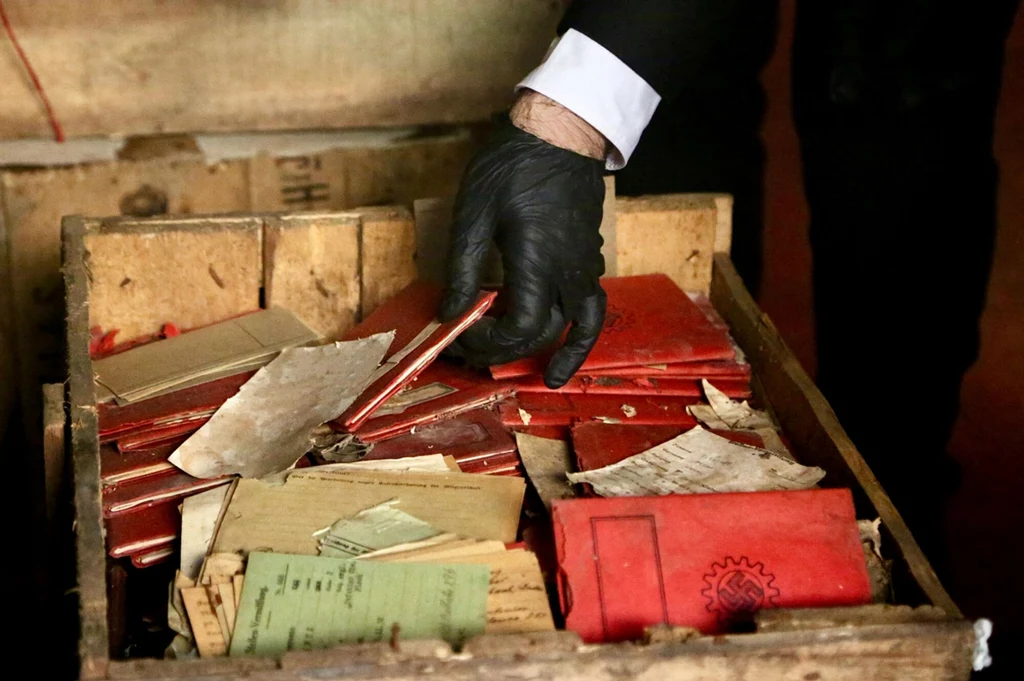 Eksperci z Muzeum Holokaustu oceniają stan odnalezionych dokumentów. Eksperci z Muzeum Holokaustu oceniają stan odnalezionych dokumentów.