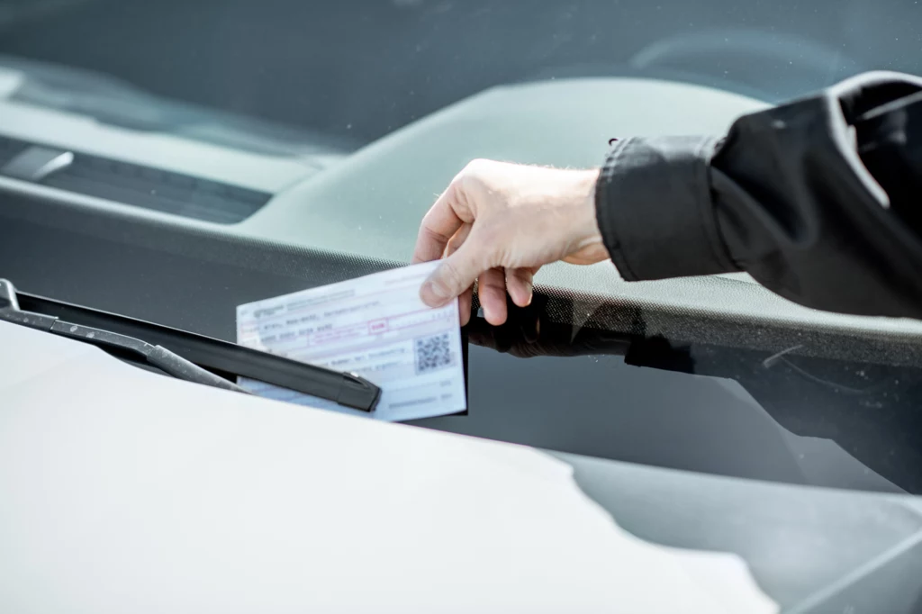 Adwokatka znalazła mandat za szybą samochodu, miasto zażądało 200 zł za parking. Adwokatka znalazła mandat za szybą samochodu, miasto zażądało 200 zł za parking.