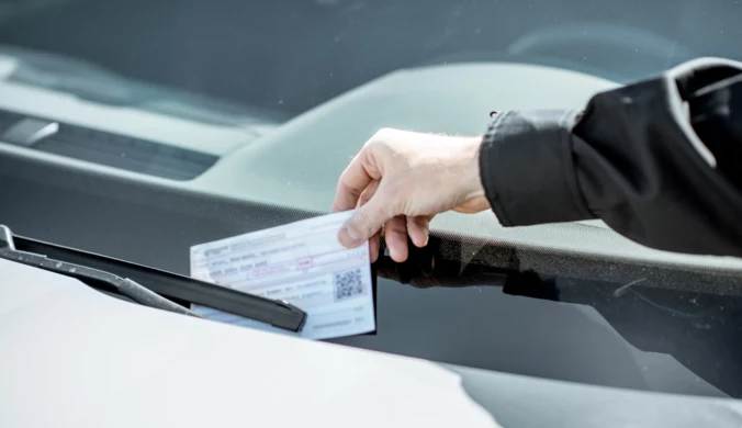 Adwokatka znalazła mandat za szybą samochodu, miasto zażądało 200 zł za parking.