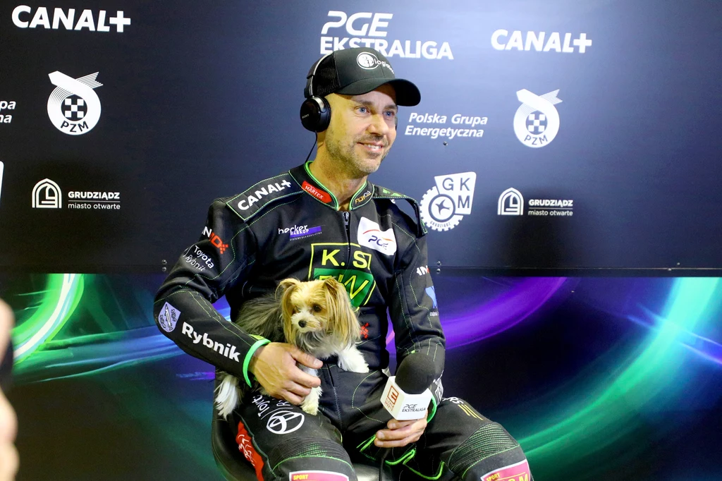Nicki Pedersen z małym pieskiem na kolanach wygląda niegroźnie, ale w trakcie meczu, to wulkan energii.