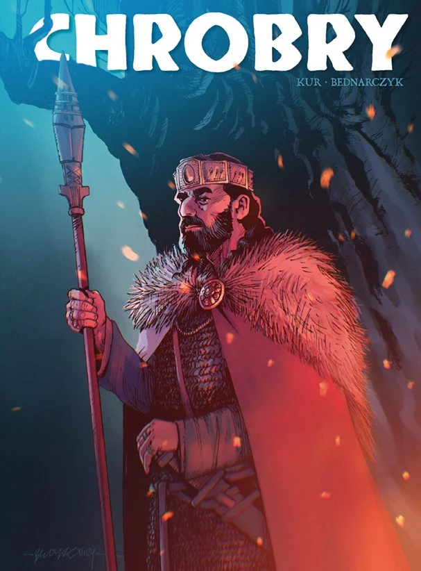 "Chrobry" - okładka komiksu Ilustracja przedstawia króla Chrobrego w historycznym stroju z koroną na głowie i berłem w ręku, stojącego przed ciemnym, monumentalnym drzewem. Efekty świetlne i iskry tworzą mistyczną atmosferę, podkreślając majestatyczność postaci.