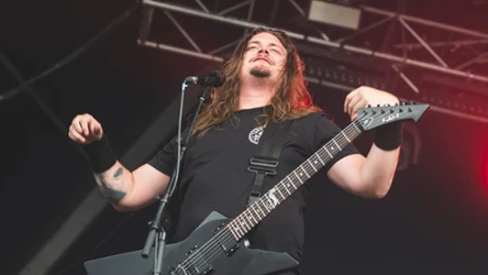 Niklas Karlsson jest wokalistą i gitarzystą Orbit Culture
