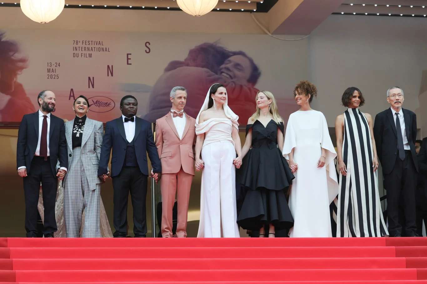 Jury Konkursu Głównego: Carlos Reygadas, Payal Kapadia, Dieudo Hamadi, Jeremy Strong, Juliette Binoche, Alba Rohrwacher, Leïla Slimani, Halle Berry i Hong Sang-soo