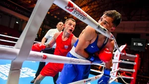 Paweł Brach (czerwony strój) mający na linach Bułgara Radoslava Rosenova