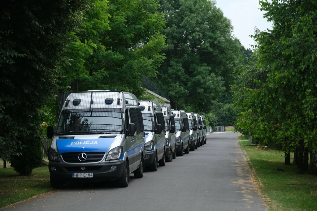 Policja poszukująca Jacka J. we wsi Borowce w 2021 r. Policja poszukująca Jacka J. we wsi Borowce w 2021 r.
