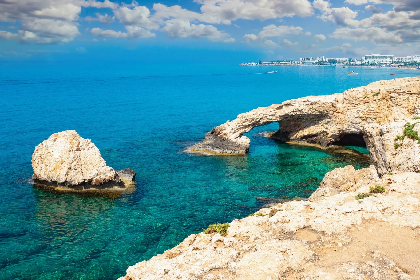 Cypr jest nazywany wyspą wiecznego słońca. 