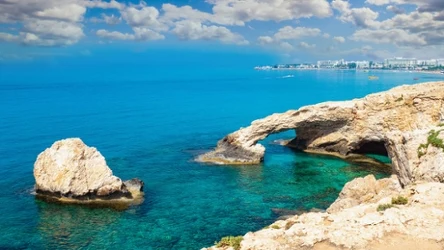 Cypr jest nazywany wyspą wiecznego słońca. 