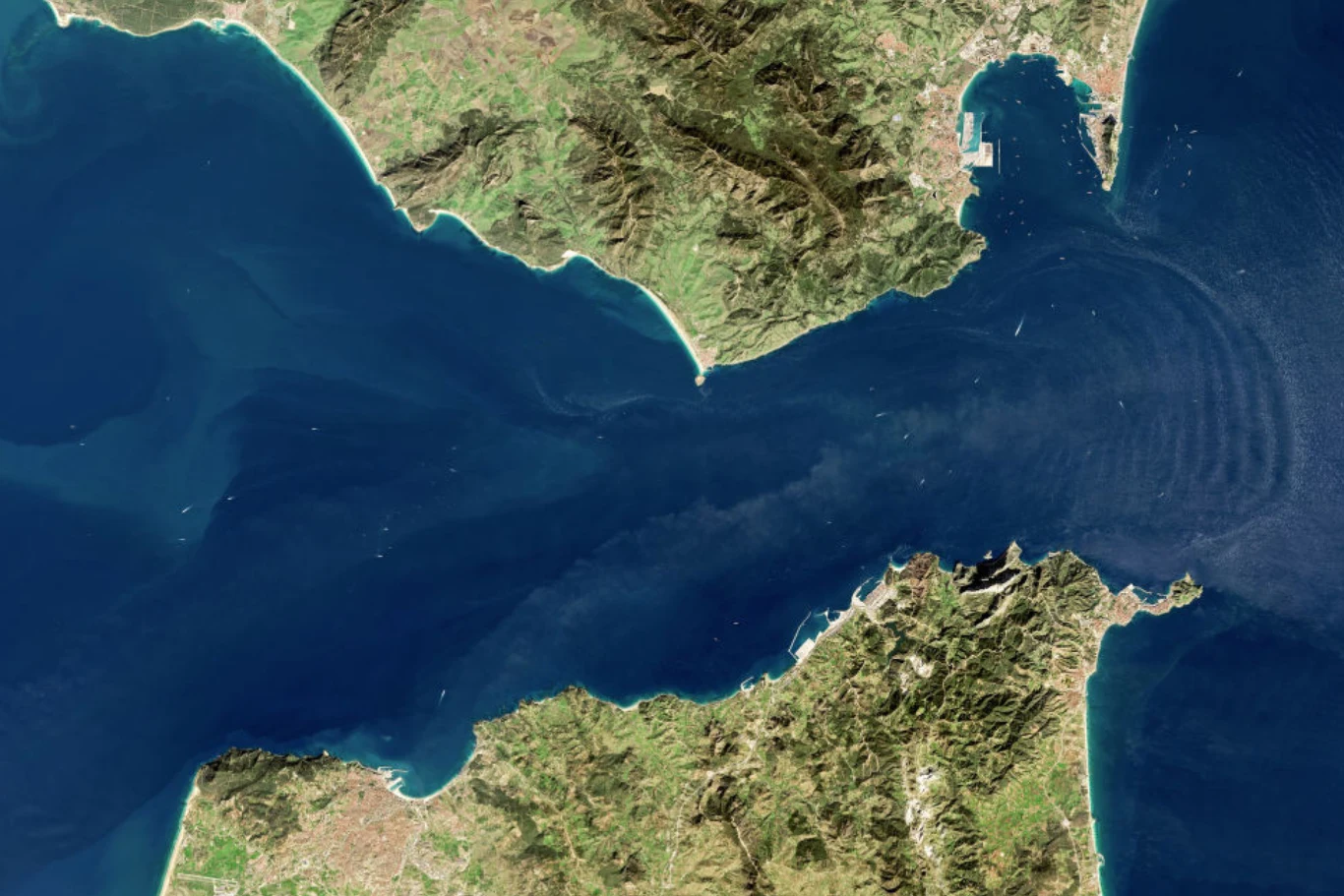 Cieśnina Gibraltarska w najwęższym miejscu ma 14 km szerokości. Średnia głębokość wody wynosi 385 m.