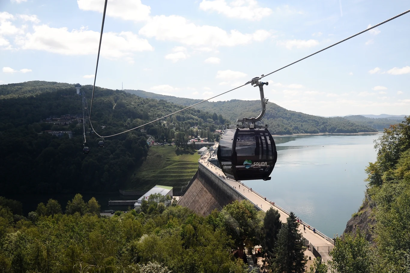 Jezioro Solińskie cieszy się dużą popularnością wśród turystów. Od 2022 roku oferuje również przejażdżkę bieszczadzką kolejką linową.