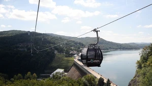 Widok na jezioro i atrakcja dla całej rodziny. Choć raz skorzystaj z bieszczadzkiej kolejki linowej 