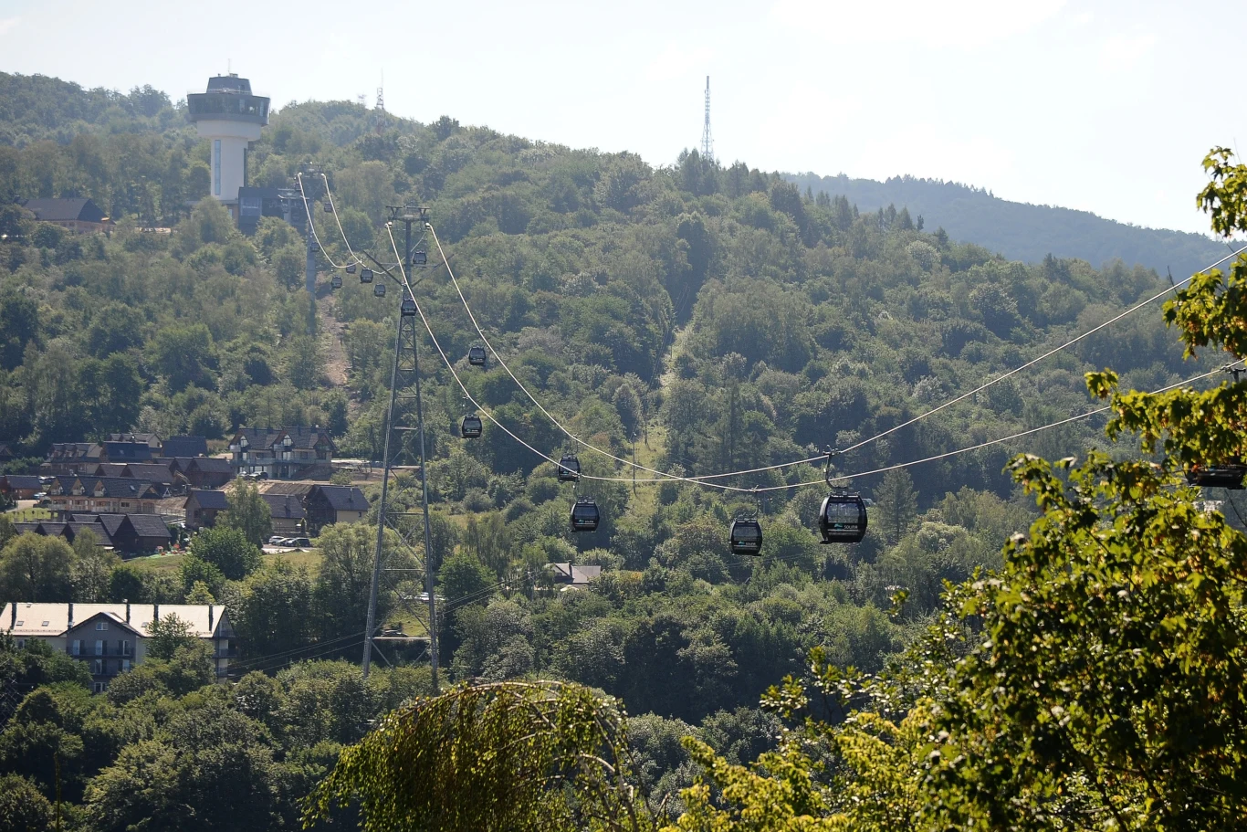 Podczas przejażdżki przez przeszklone gondole można podziwiać widoki na bieszczadzkie szczyty oraz Jezioro Solińskie. 