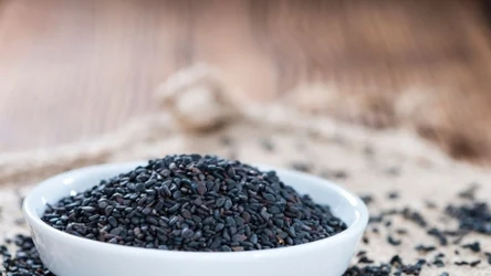 Czarne ziarenka można dodawać do kanapek, sałatek oraz zup. 