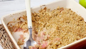 Pieczona owsianka z wiosennych dodatkiem. Słodkie, zdrowe rozpoczęcie dnia