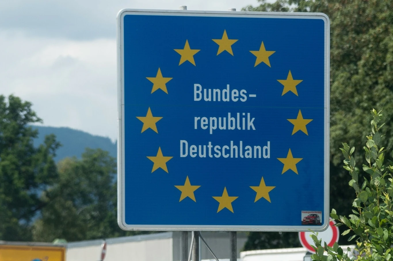 Nowe przepisy dla kierowców w Niemczech w 2026 r. Co się zmieni? Austriak pozwał Niemcy za kontrole na granicach. Sąd w Monachium przyznał mu rację.