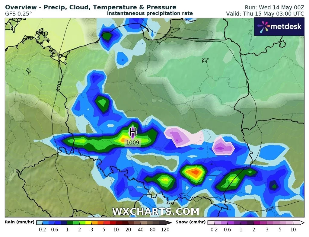 Noc ze środy na czwartek zapowiada się nieprzyjemnie, z przelotnym deszczem i lokalnymi burzami. Nie zabraknie też opadów śniegu Mapa synoptyczna pokazująca prognozę opadów, ciśnienia atmosferycznego i zachmurzenia na obszarze Europy Środkowej, z silnymi strefami opadów deszczu oznaczonymi kolorami zielonym, niebieskim i fioletowym.