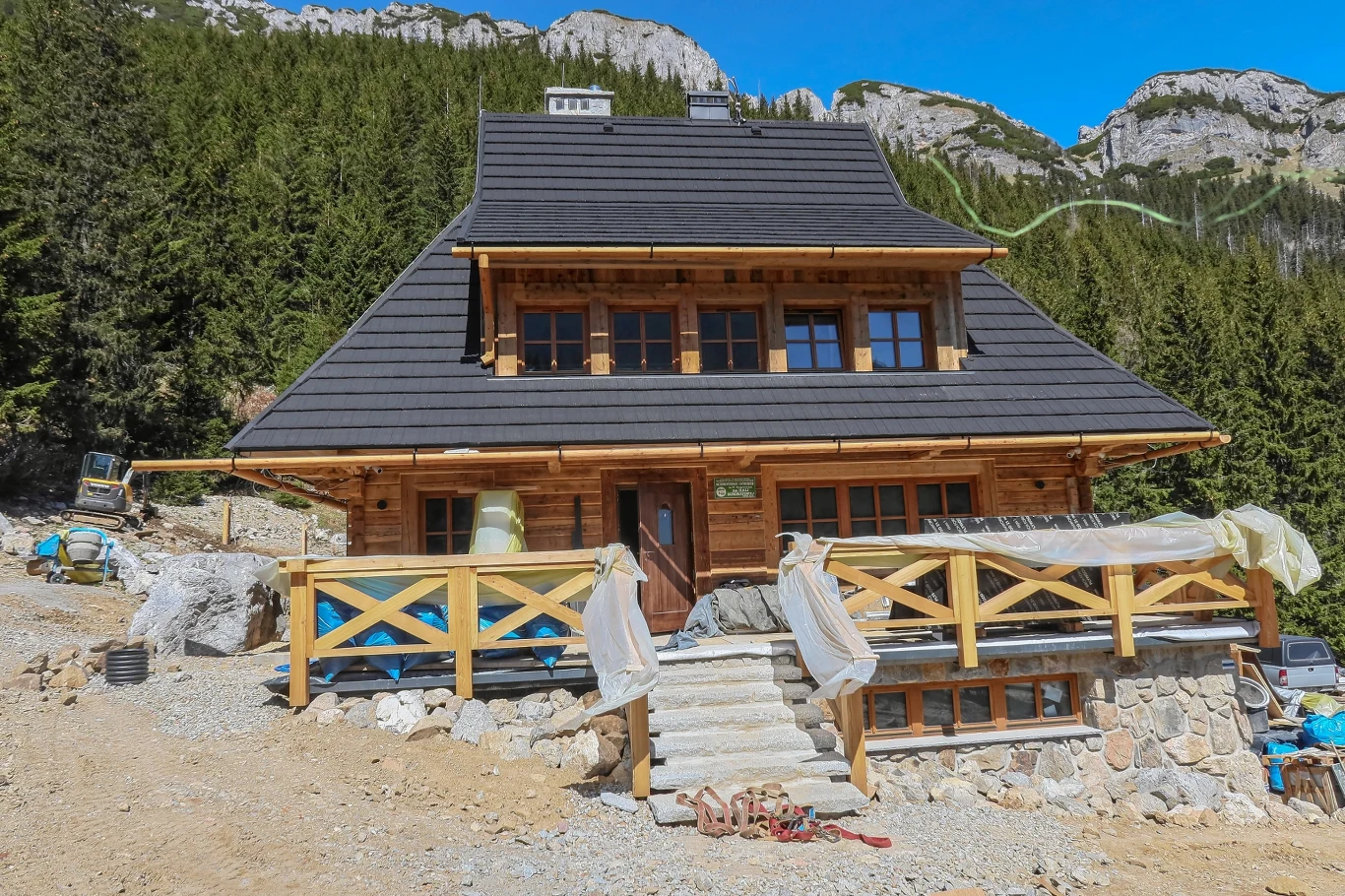 28.04.2025 Tatry , Hala Kondratowa . Przebudowa i modernizacja schroniska , popularnego miejsca odpoczynku turystow idacych lub wracajacych z Giewontu czy Czerwonych Wierchow . W zimie ulubone miejsce narciarzy wysokogorskich .
Fot. Marek Podmokly / Agenc