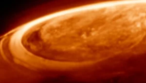 Król planet z wyjątkową koroną. Teleskop Webba odkrywa tajemnicze zorze