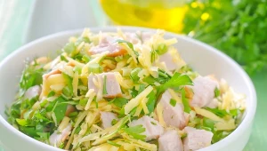 Wędzony kurczak świetnie pasuje do sałatek