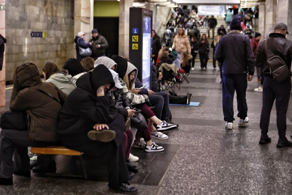Mieszkańcy Kijowa ukrywają się przed jednym z rosyjskich ataków na stacji metra Mieszkańcy Kijowa ukrywają się przed jednym z rosyjskich ataków na stacji metra