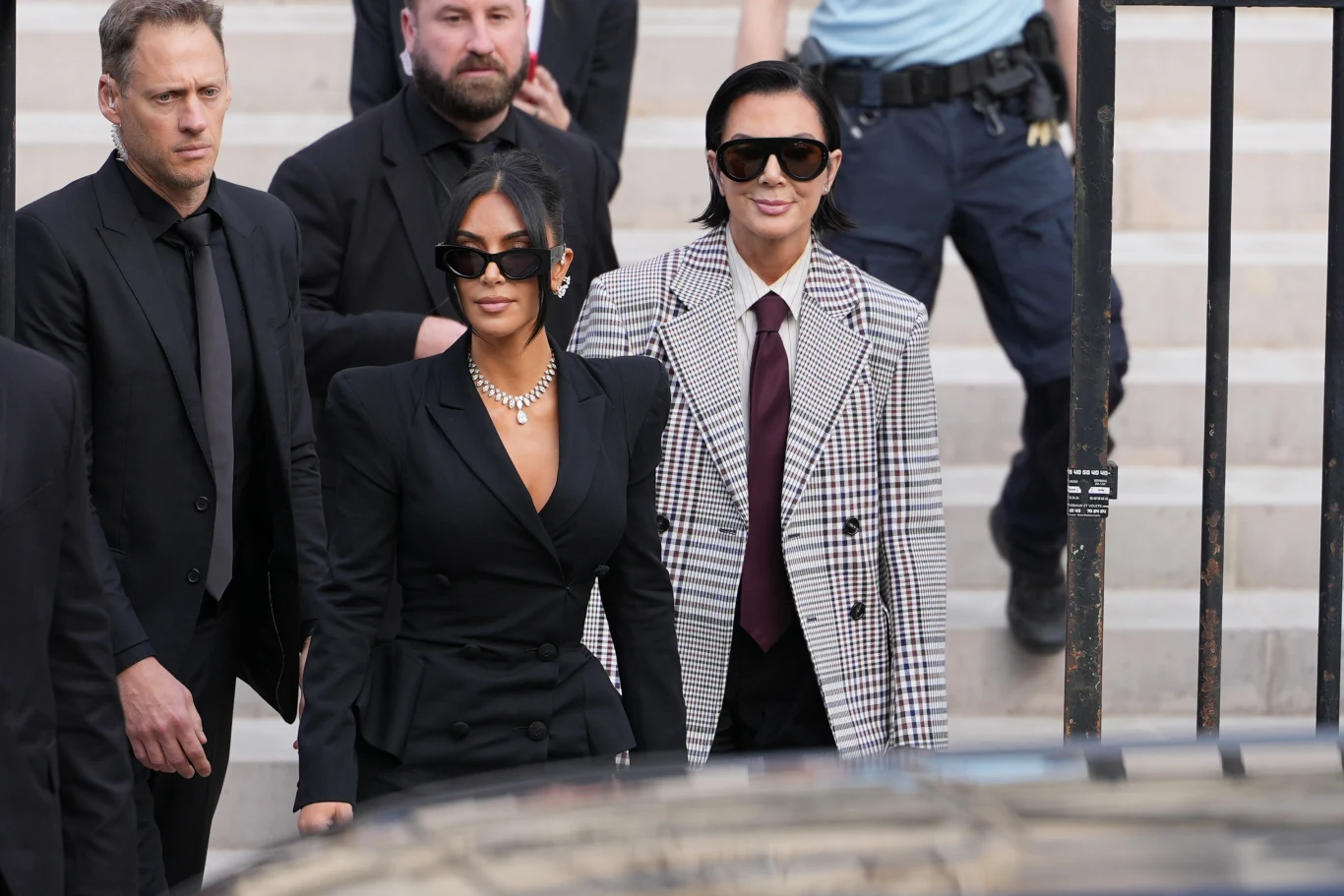 Kim Kardashian pojawiła się w paryskim sądzie Kim Kardashian pojawiła się w paryskim sądzie
