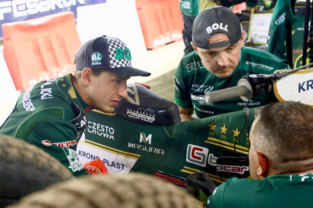 Piotr Pawlicki głowi się nad ustawieniem motocykla Piotr Pawlicki głowi się nad ustawieniem motocykla