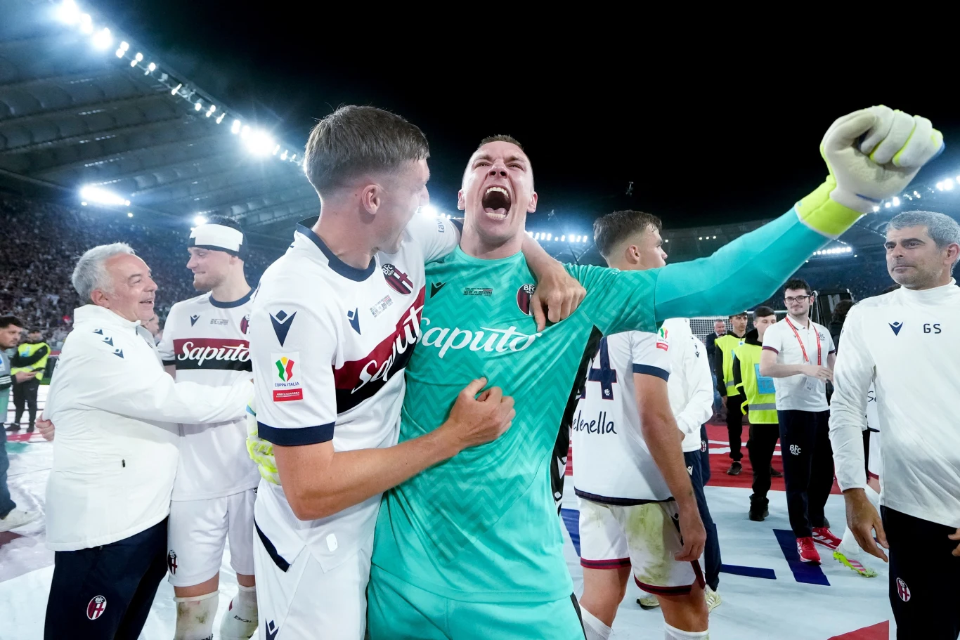 Łukasz Skorupski wraz z zespołowym kolegą cieszy się z wywalczenia Pucharu Włoch