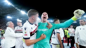 Łukasz Skorupski wraz z zespołowym kolegą cieszy się z wywalczenia Pucharu Włoch