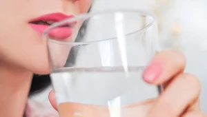 Zamiast kawy sięgaj częściej po wodę. Prawidłowe nawodnienie gwarantuje prawidłowe ciśnienie tętnicze krwi 