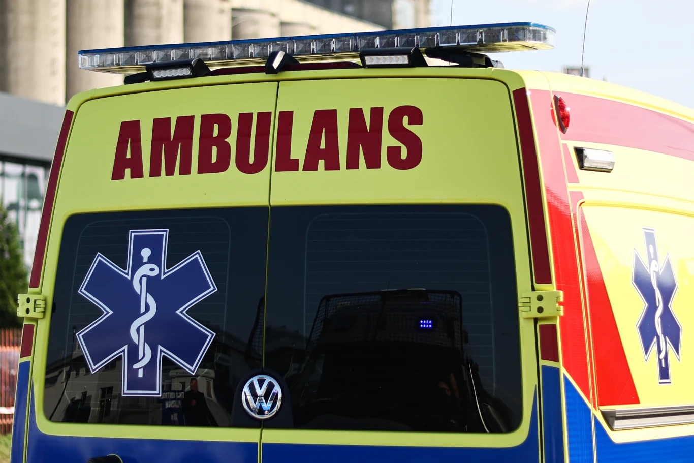 Atak na lekarza i pielęgniarkę. Dwie osoby zatrzymane (zdj. ilustracyjne) Widok tylnej części karetki z widocznym napisem 'AMBULANS' i symbolem eskulapa na szybie, charakterystyczna niebiesko-żółta kolorystyka pojazdu ratunkowego.