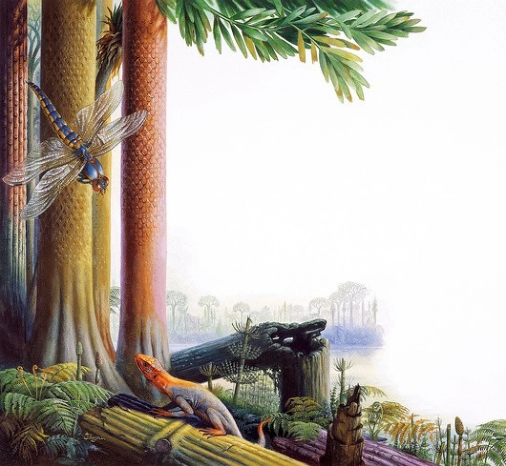 Hylomanus - pierwszy gad polujący na owady w karbońskim lesie przed 315 milionami lat Scena prehistorycznego lasu z dużymi drzewami, gigantyczną ważką i małym gadem na pniu drzewa. W tle widoczny jest mglisty krajobraz z bujnymi roślinami i dodatkowym drzewem. Obraz oddaje atmosferę epoki przed dinozaurami.
