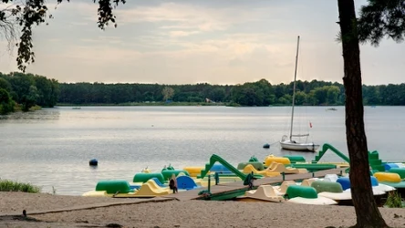 Zalew Sielpia pozwala się poczuć jak w zagranicznym kurorcie. Dlaczego warto odwiedzić "świętokrzyską Ibizę"?