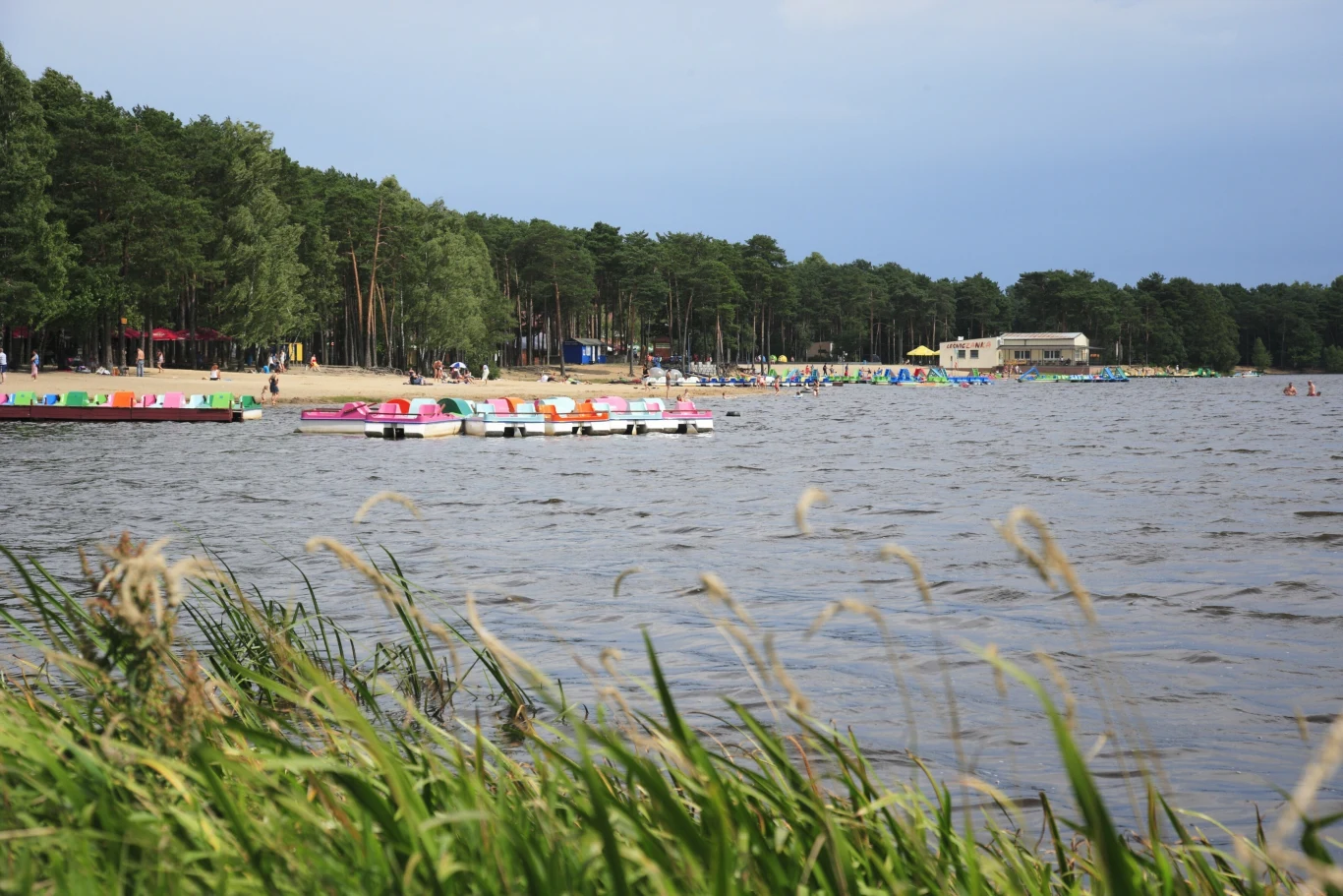 W sezonie nad zbiornikiem w Sielpi Wielkiej wypoczywają tłumy turystów. Chętnie korzystają z piaszczystej plaży i wypożyczalni sprzętu wodnego. W sezonie nad zbiornikiem w Sielpi Wielkiej wypoczywają tłumy turystów. Chętnie korzystają z piaszczystej plaży i wypożyczalni sprzętu wodnego.