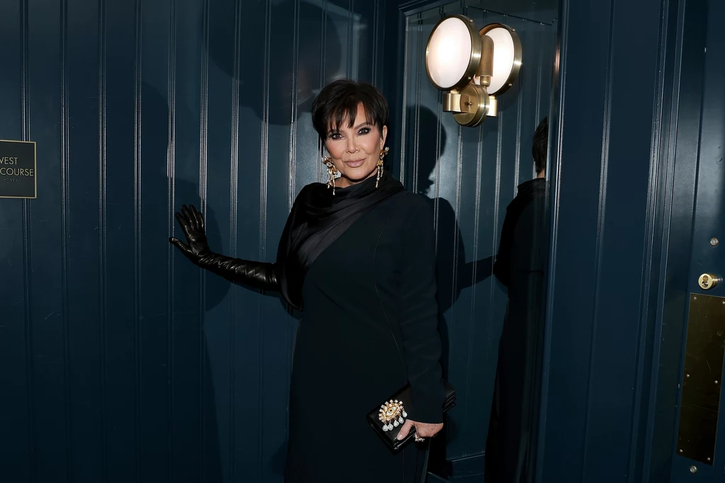 Kris Jenner zdecydowanie wybiera nowoczesne i odważne kreacje Kris Jenner zdecydowanie wybiera nowoczesne i odważne kreacje