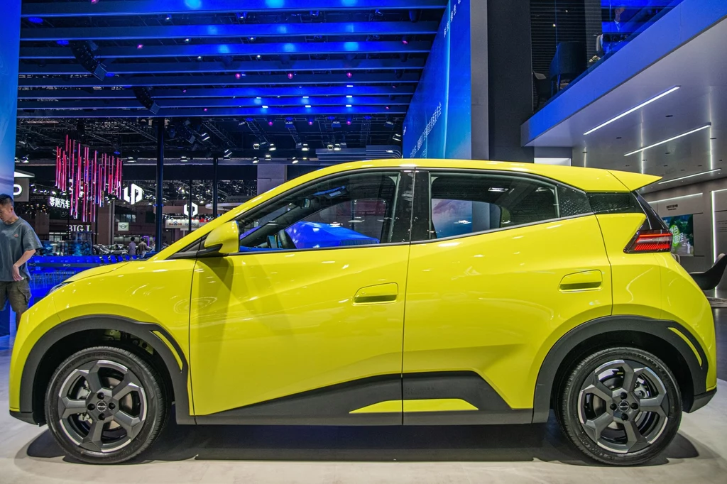 BYD Seagull to samochód, który debiutował w Chinach w 2023 roku. Jego konkurentami są Dacia Spring czy Leapmotor T03. Jasnożółty kompaktowy samochód na targach motoryzacyjnych, ustawiony na tle nowoczesnych świateł i technologicznych instalacji.