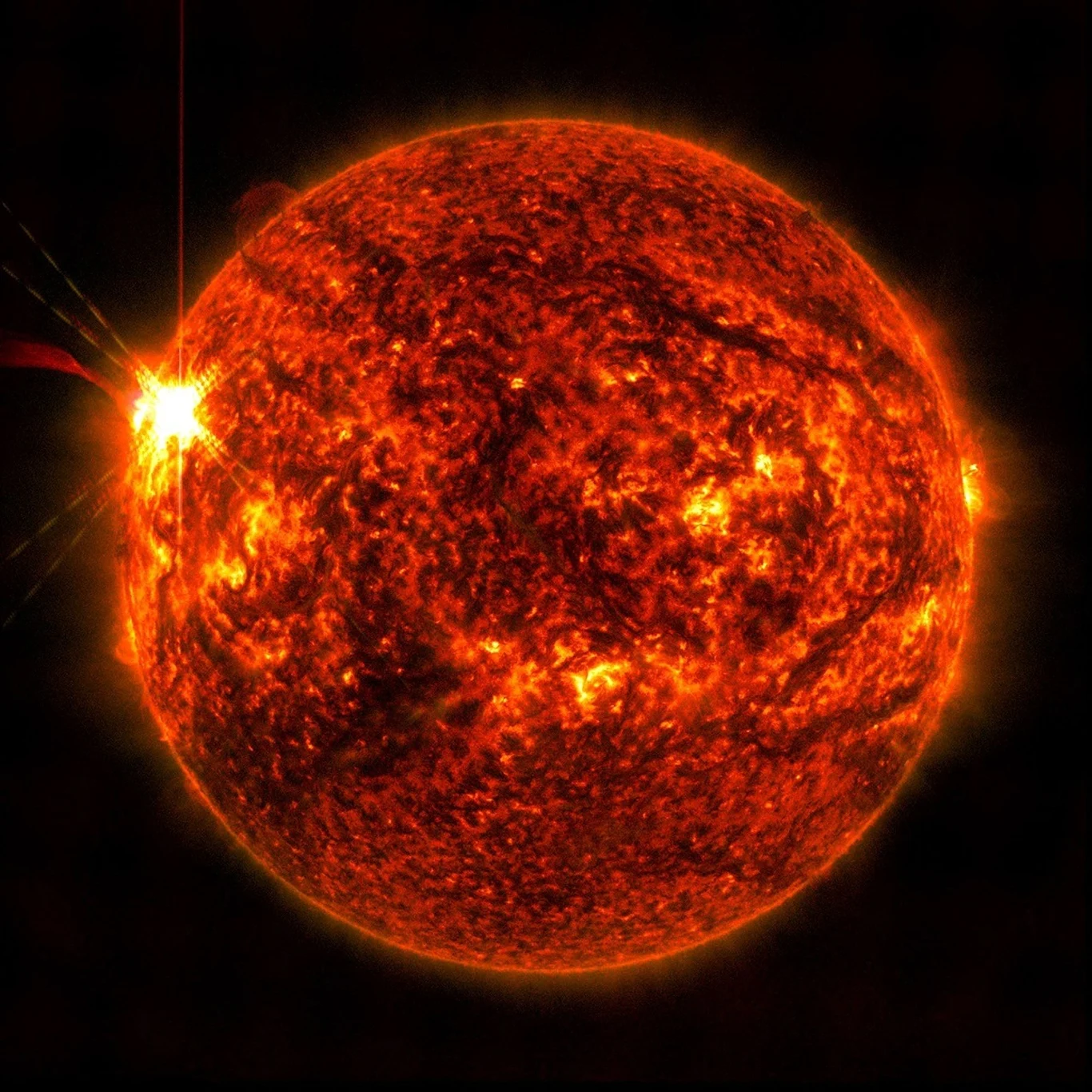 Środowy rozbłysk słoneczny X2.7 uchwycony przez Solar Dynamics Observatory agencji NASA.