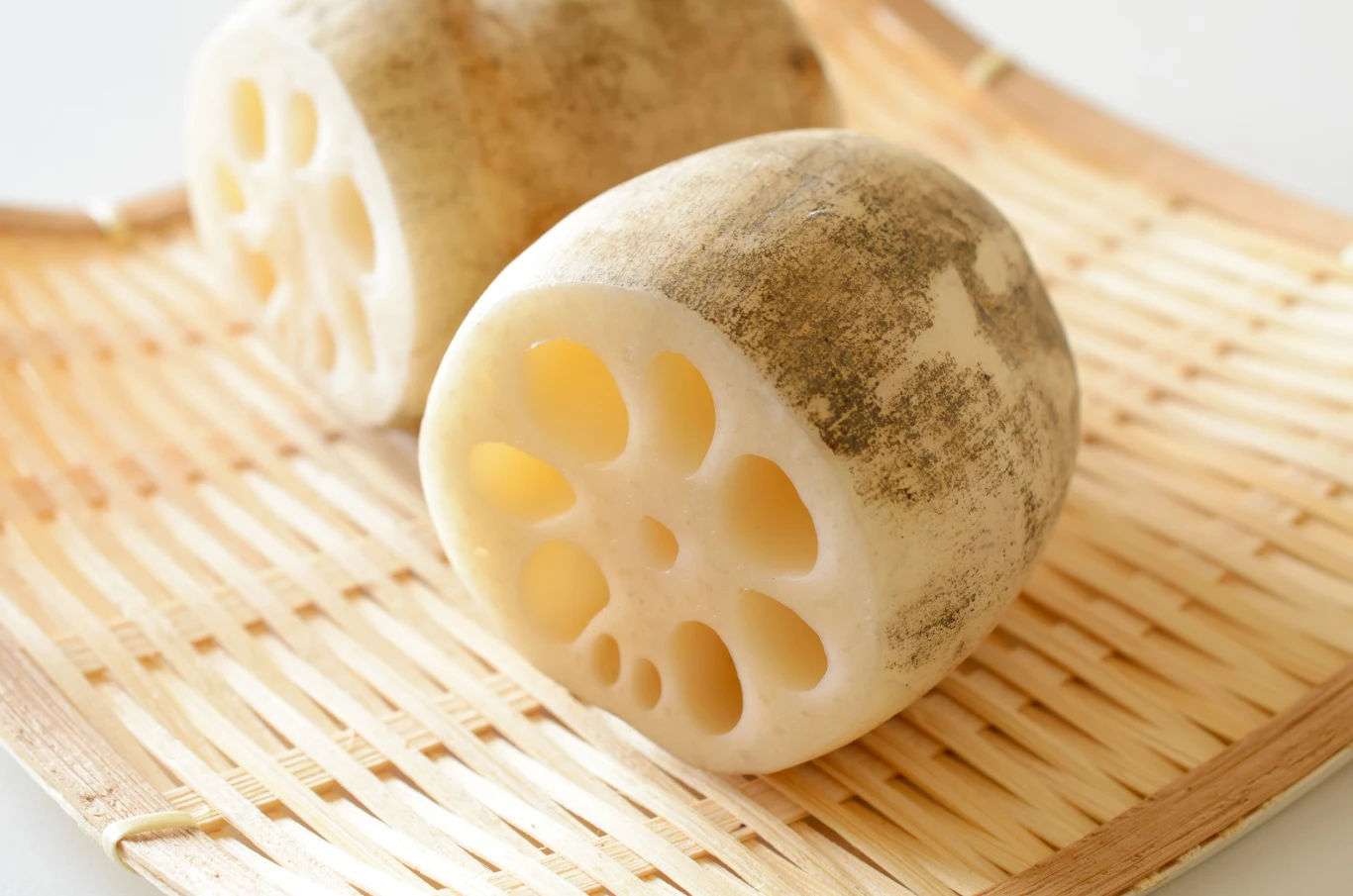 Wygląda jak ziemniak? Po rozkrojeniu nie ma wątpliwości, że to zupełnie inne warzywo Wygląda jak ziemniak? Po rozkrojeniu nie ma wątpliwości, że to zupełnie inne warzywo