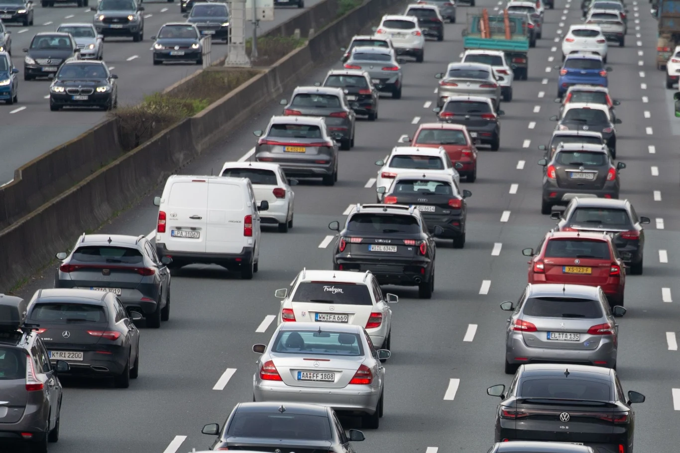 A1 zostanie zamknięta na cały weekend. Kierowcy będą mogli skorzystać z objazdów i promu. Korki na autostradzie, wiele samochodów jedzie w bliskim sąsiedztwie, tworząc długi sznur pojazdów, co sugeruje duże natężenie ruchu.