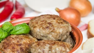 Dodaj do kotletów mielonych ten owoc. Mięso wyjdzie soczyste jak nigdy