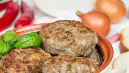 Kotlety mielone są ulubionym daniem obiadowym wielu Polaków. Co zrobić, żeby wyszły soczyste?