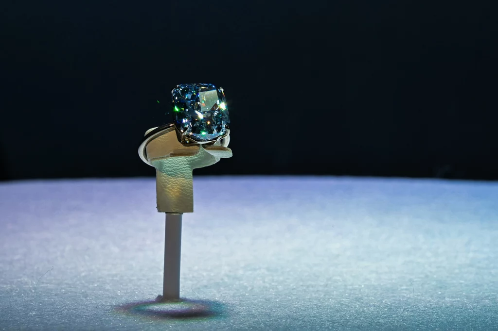 Niezwykle rzadki diament trafił na aukcję i wzbudził ogromne zainteresowanie. Został sprzedany za miliony. Niezwykle rzadki diament trafił na aukcję i wzbudził ogromne zainteresowanie. Został sprzedany za miliony.