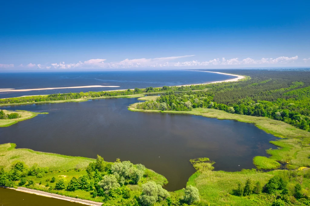 Morze, jezioro i piaszczyste plaże. Niebanalne miejsce na urlop nad morzem Morze, jezioro i piaszczyste plaże. Niebanalne miejsce na urlop nad morzem