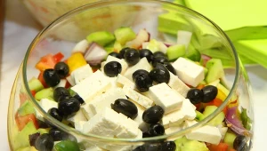Smaczna sałatka grecka pełna świeżych warzyw doskonale sprawdzi się do dań z grilla
