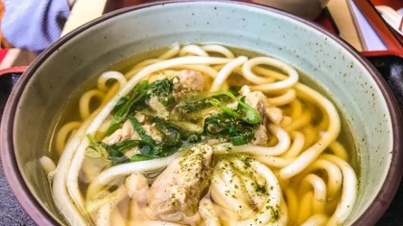 Makaron udon w wersji pełnoziarnistej syci i doskonale smakuje.