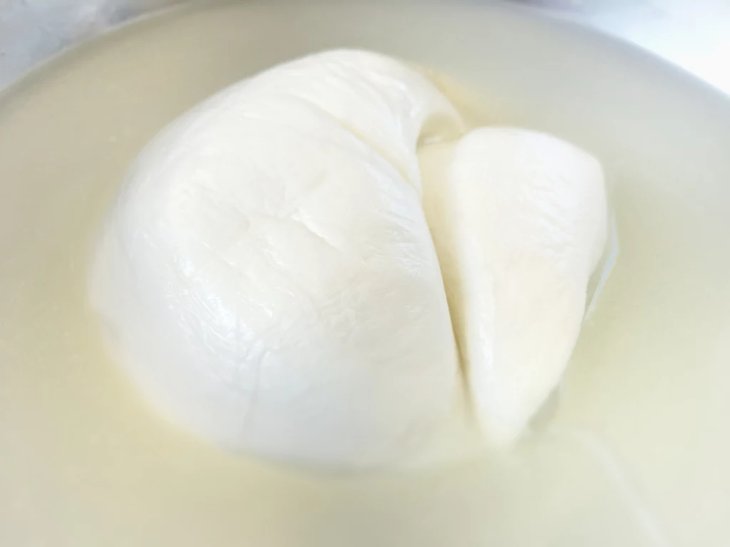 Mozzarella to prawdziwy rarytas. Istnieje jednak jej inna, jeszcze smaczniejsza odmiana Mozzarella to prawdziwy rarytas. Istnieje jednak jej inna, jeszcze smaczniejsza odmiana