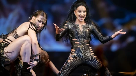 Kuba Walica występuje z Justyną Steczkowską podczas Eurowizji 2025