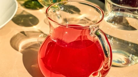 Lemoniada z hibiskusa, inaczej nazywana karkade, to napój popularny w Egipcie