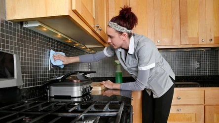 ​Dzięki tej miksturze twoje szafki kuchenne będą lśniły na święta. Niszczy tłuszcz w kilka minut